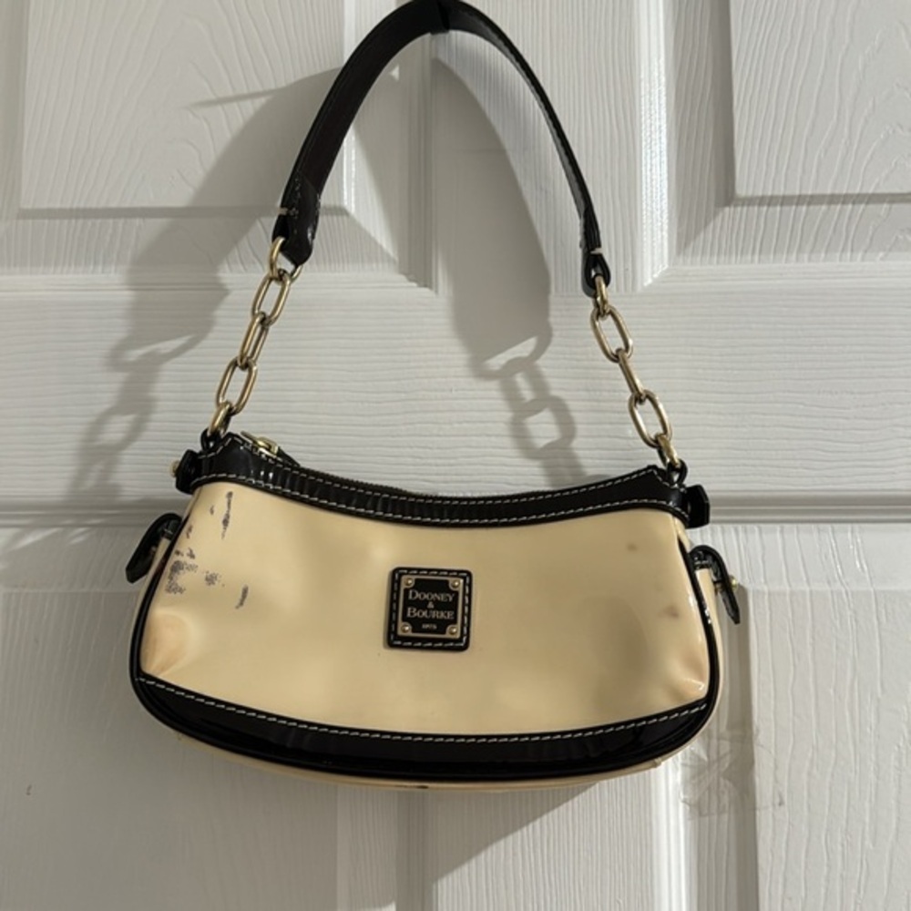 Dooney & Bourke patent leather bag J6423747. Preowned